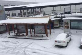 大雪（xuě）彌漫“候（hòu）車亭”雪中獨立溫暖人心