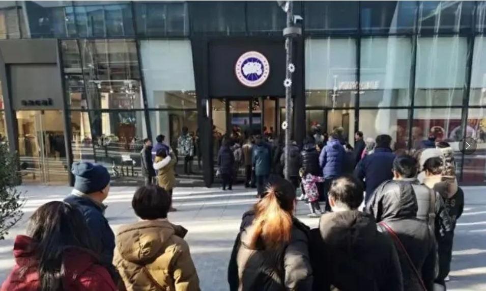 這一服裝巨頭突然宣布：全球裁（cái）員17%！價格動輒上萬元，曾排隊賣斷貨